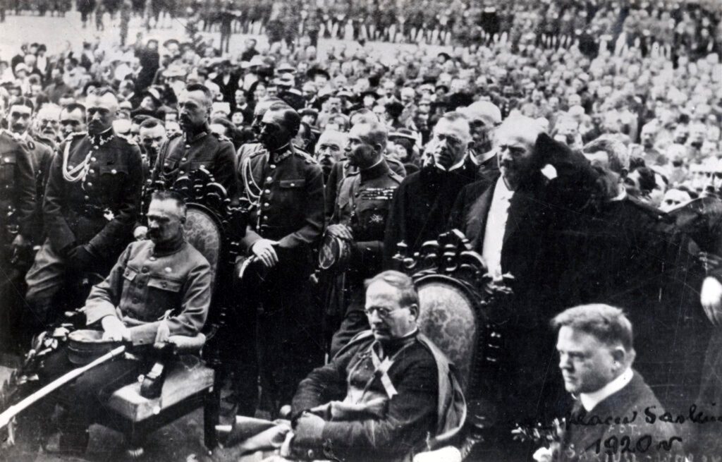 Herbert Hoover podczas mszy plenerowej na Placu Saskim w Warszawie, obok niego nuncjusz papieski Achille Ratti (późniejszy papież Pius XI), 13 sierpnia 1919, Archiwum Instytutu Hoovera