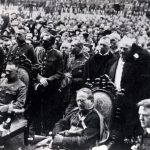 Herbert Hoover podczas mszy plenerowej na Placu Saskim w Warszawie, obok niego nuncjusz papieski Achille Ratti (późniejszy papież Pius XI), 13 sierpnia 1919, Archiwum Instytutu Hoovera