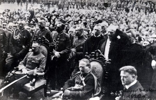 Herbert Hoover podczas mszy plenerowej na Placu Saskim w Warszawie, obok niego nuncjusz papieski Achille Ratti (późniejszy papież Pius XI), 13 sierpnia 1919, Archiwum Instytutu Hoovera