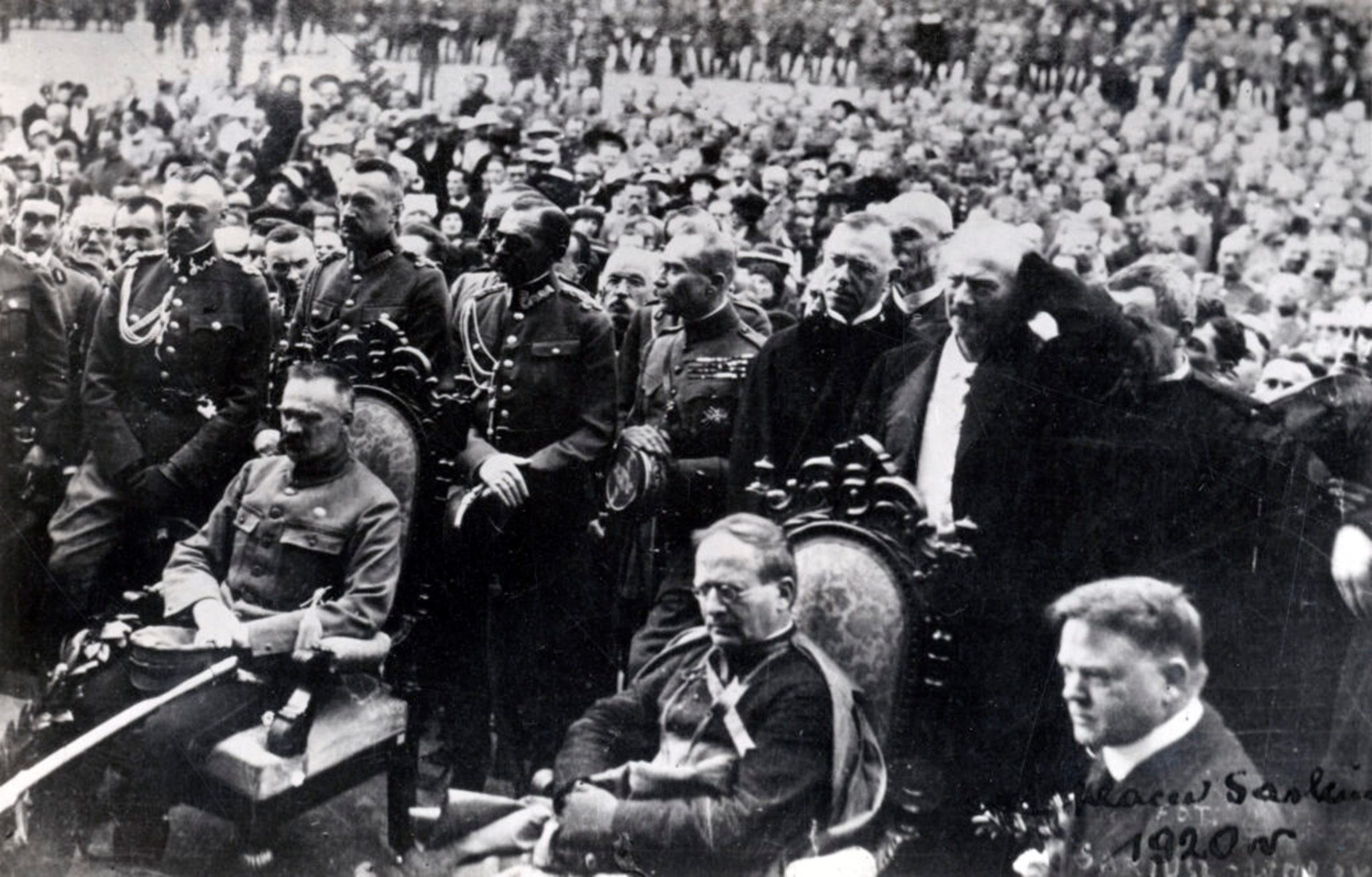 Herbert Hoover podczas mszy plenerowej na Placu Saskim w Warszawie, obok niego nuncjusz papieski Achille Ratti (późniejszy papież Pius XI), 13 sierpnia 1919, Archiwum Instytutu Hoovera